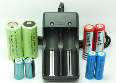 Chine Chargeur rechargeable de torche de batterie supérieure de bouton du poids léger 18650 100% examiné fournisseur