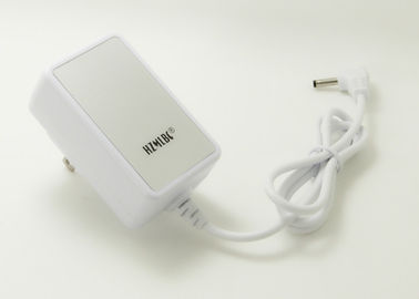 Chine Chargeur de batterie blanc compact de mur pour le logo adapté aux besoins du client par ion de 18650 3,7 V Li fournisseur
